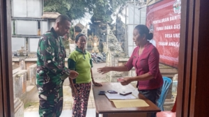 Babinsa Koramil 1626-03/Tembuku Kawal Penyaluran BLT DD di Desa Undisan