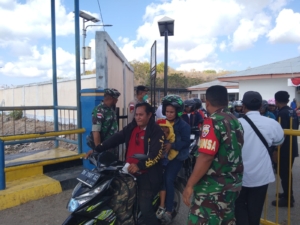 Babinsa Koramil 1627-02/Pantai Baru Laksanakan Monitoring Bongkar Muat KMP Ile Labalekang