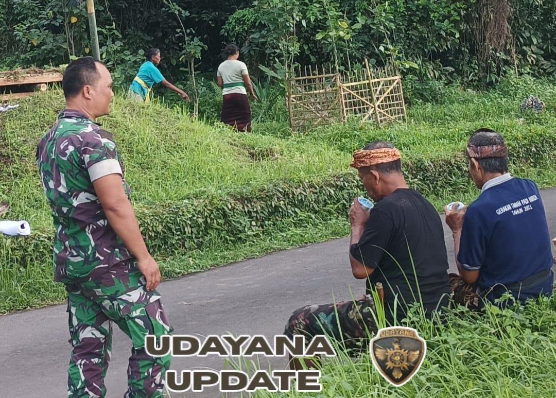 Babinsa Koramil 1626-02/Susut Gelar Komsos Bersama Tokoh Adat Desa Apuan Bahas Kondusivitas Wilayah