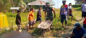 Babinsa Koramil 01/Lewa Bantu Warga Bangun Bak Penampung Air di Desa Kangeli