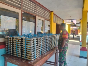 Babinsa Koramil 1614-01/Dompu Kawal Penyaluran Logistik BGN di Monta Baru