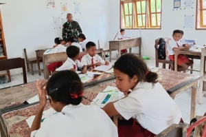 Senyum Ceria Anak-Anak SDN Lanaus Saat Babinsa Mengajar Matematika Gasing