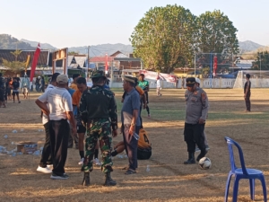 Personel Koramil 1628-05/Jereweh Kawal Keamanan Open Turnamen Kades Cup I Desa Belo