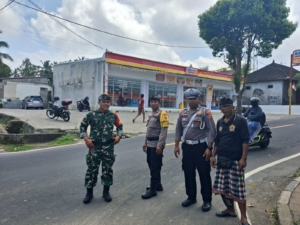 Babinsa Sanding Bersama Aparat Terkait Amankan Upacara Pitra Yadnya di Desa Adat Sanding