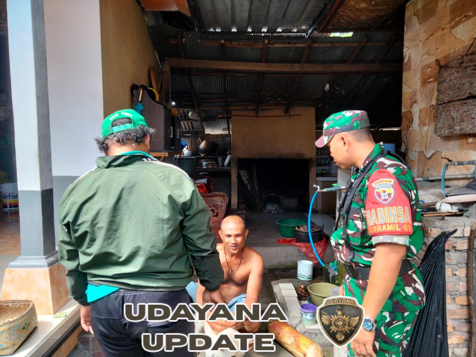 Babinsa Desa Petak Kawal Vaksinasi Hewan Penular Rabies di Gianyar