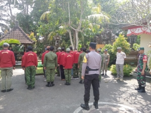 Babinsa Pejeng Kaja Latih Linmas Tingkatkan Disiplin dan Kesiapsiagaan Desa