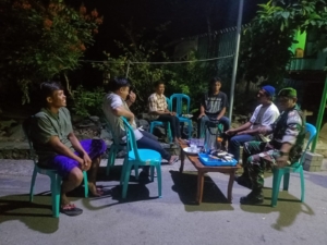 Babinsa Koramil 1628-03/Seteluk Patroli Sambil Sosialisasi Sembako Murah