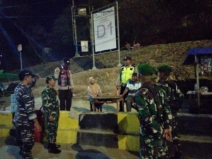 Koramil Poto Tano Bersama Yon TP 835 Gelar Patroli Malam di Areal Pelabuhan