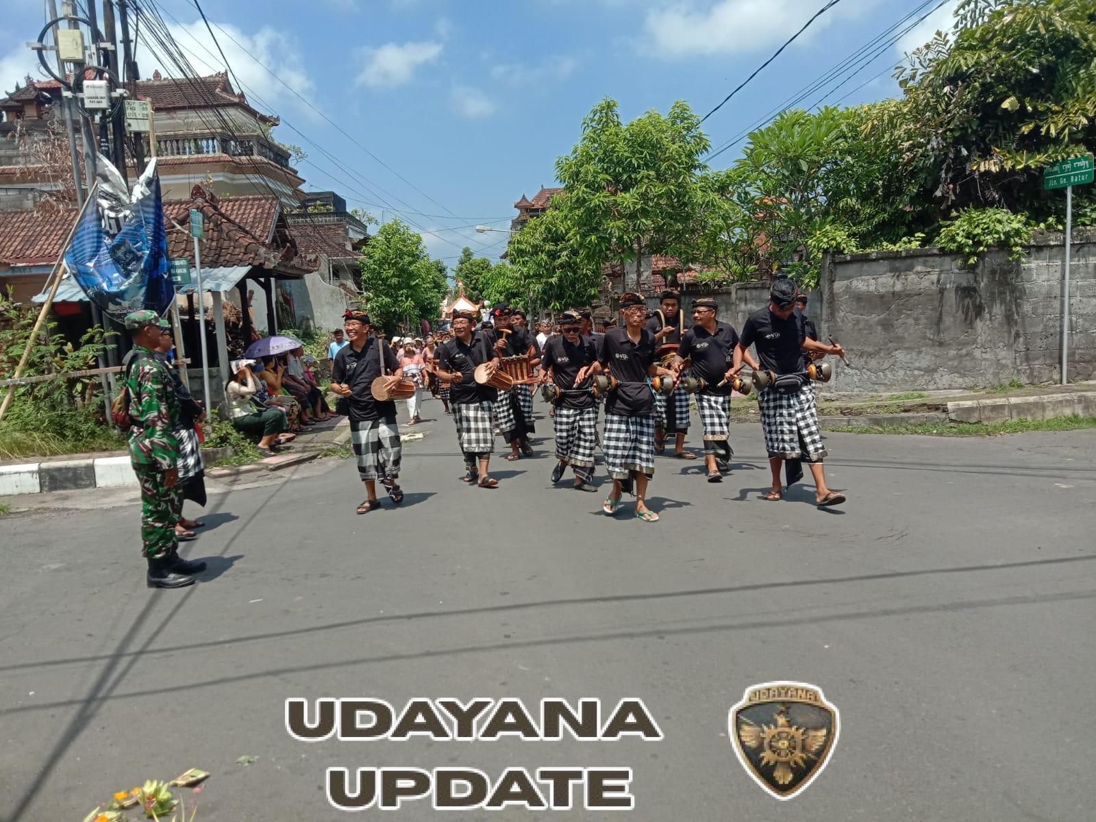 Sinergitas TNI Dan Warga, Babinsa Semarapura KanginTurun Langsung Amankan Upacara NgabenSinergitas TNI Dan Warga, Babinsa Semarapura KanginTurun Langsung Amankan Upacara Ngaben