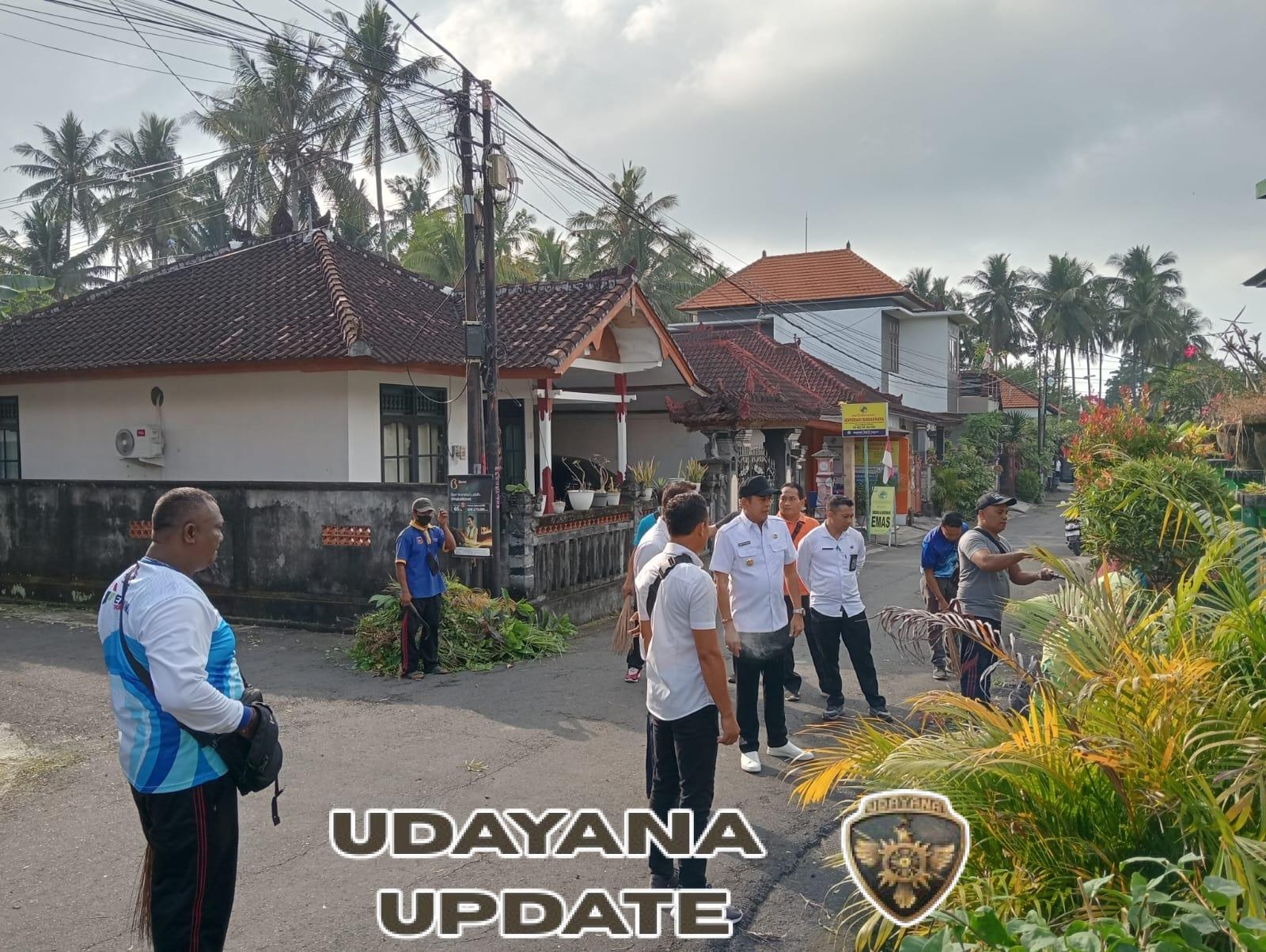 Tumbuhkan semangat gotong royong, Babinsa 1623-01/Karangasem bersama warga laksanakan pembersihan selokan.