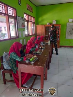 Babinsa Koramil 1628-01 Dampingi Program Makan Bergizi Gratis di SDN Sepakat