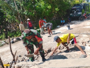 Babinsa Koramil 1627 Bersama Warga Daleholu Bangun Fondasi Pagar Gereja GMIT Silo Seda