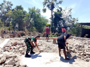 Babinsa Koramil 1627 Hadir di Tengah Warga Desa Faifua Melalui Komsos