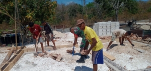 Babinsa Koramil 1627-01/Ba’a Ajak Warga Kerja Bakti di Kelurahan Mokdale