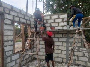 Babinsa Koramil 1627-03/Batutua Bantu Warga Bangun Rumah di Desa Oelasin