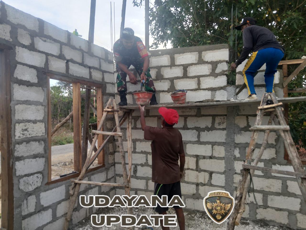 Babinsa Koramil 1627-03/Batutua Bantu Warga Bangun Rumah di Desa Oelasin