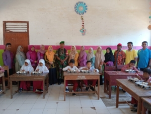 Babinsa Koramil 1614-01/Dompu Kawal Penyaluran BGN di Woja