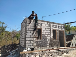 Gotong Royong di Dusun Busalaten: Babinsa Bantu Pembangunan Rumah Warga