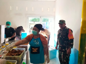 Babinsa TNI Terlibat Langsung dalam Distribusi Makanan Bergizi di Rote Ndao