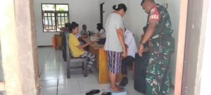 TNI Babinsa Dampingi Pengobatan Gratis di Desa Lalukoen, Rote Ndao