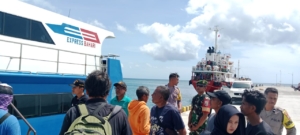Babinsa TNI Pantau Keamanan Aktivitas Laut di Pelabuhan Ba’a, Rote Ndao