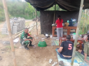 Melalui Komsos Babinsa Desa Pengotan Tekankan Pentingnya Sinergi Warga dalam Menjaga Kamtibmas