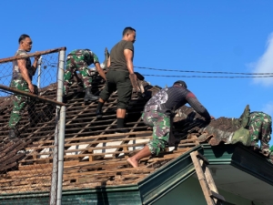 Wujud Jiwa Korsa, Prajurit Kodim 1626/Bangli Gotong Royong Bongkar Atap Kantor Makodim