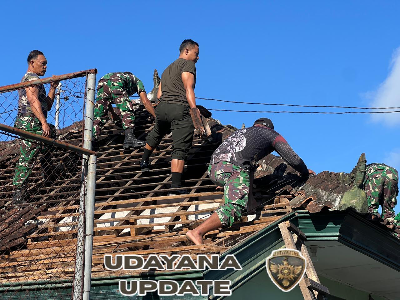 Wujud Jiwa Korsa, Prajurit Kodim 1626/Bangli Gotong Royong Bongkar Atap Kantor Makodim