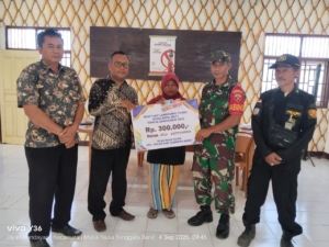 Babinsa Desa Pasir Putih Dampingi Penyaluran BLT Dana Desa untuk Warga Kurang Mampu