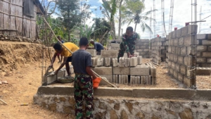 Satgas Pamtas RI-RDTL Hadirkan Kepedulian Lewat Pembangunan Rumah Warga