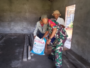 Babinsa Serongga Dampingi Petani Subak Kapunan dalam Pembagian Pupuk, Pastikan Tepat Sasaran