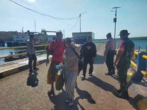 Babinsa Koramil 1627/02 Pantai Baru Laksanakan Pengamanan Kapal Fery Cakalang 2