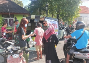 Koramil 1611-03/Kuta Kawal Penjualan Beras SPHP Serentak, Warga Kuta Antusias Serbu Pasar Kelan Tuban