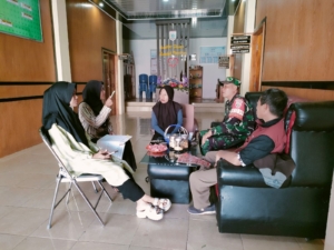 Babinsa Desa Tongo Sertu Lalu Edi Kz Dampingi Monitoring Penyaluran Bantuan Sosial