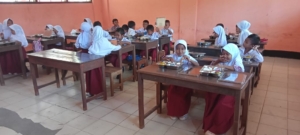 595 Pelajar di Hu’u Terima Manfaat Program Makan Siang Bergizi