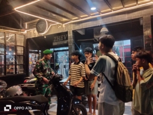 Babinsa Koramil 1628-01/Taliwang Laksanakan Patroli Malam Jaga Kamtibmas