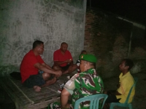 Babinsa Koramil 1628-03/Seteluk Laksanakan Patroli Malam, Pastikan Wilayah Tetap Kondusif