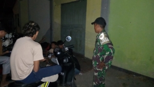 Babinsa Koramil 1628-05/Jereweh Gelar Patroli Malam Jaga Kamtibmas di Wilayah Kecamatan Jereweh