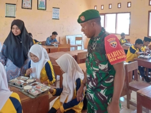 Koramil 1608-03/Sape Dampingi Pembagian 8.819 Paket Makan Bergizi Gratis