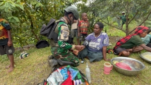 Kasih Satgas Yonif 743/PSY: Menembus Kabut, Menyentuh Hati Di Kampung Tinolok