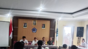 Dampingi Penyaluran BLT DD, Babinsa Satra Tunjukkan Komitmen Peran Aktif Tingkatkan Kesejahteraan Warga