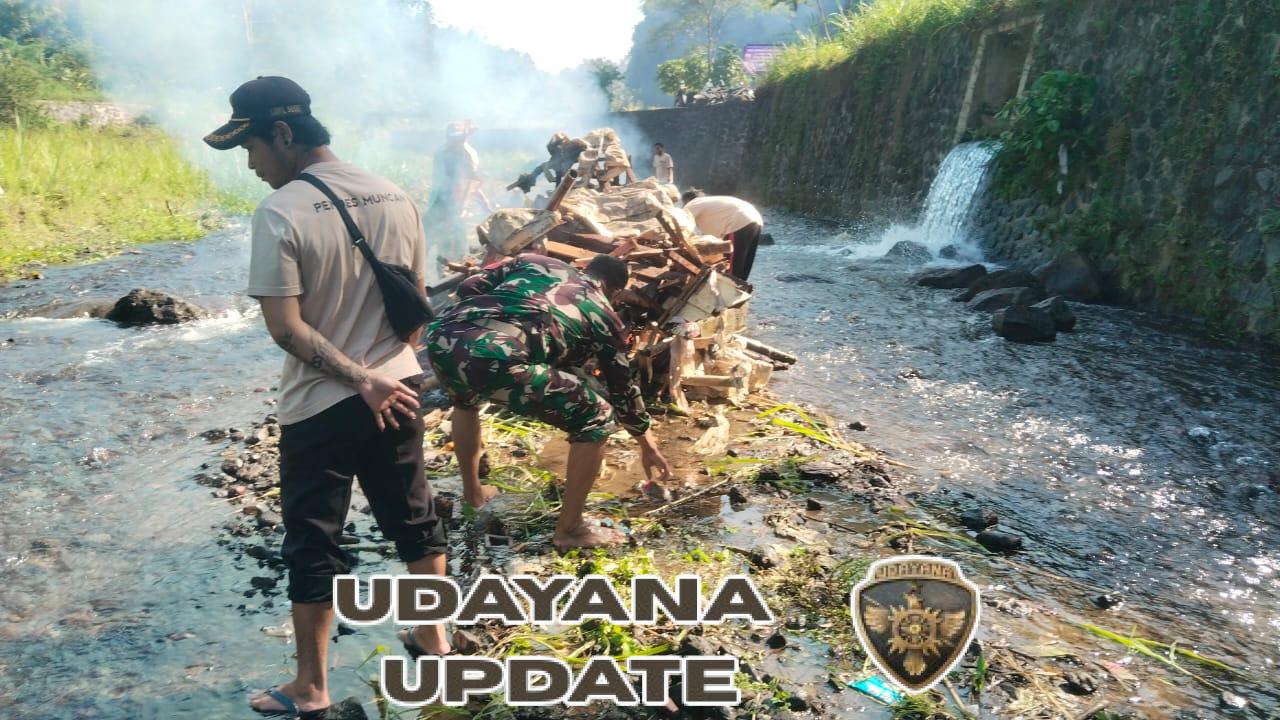 Tumbuhkan rasa kekeluargaan, Babinsa 1623-06/Selat bersama staf Desa laksanakan pembersihan sungai.