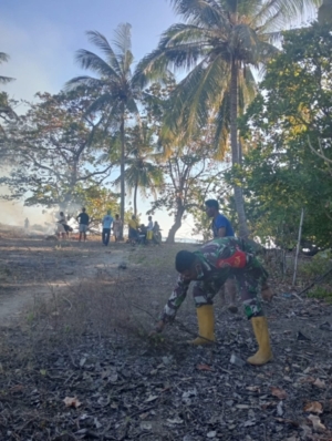 Babinsa Kodim 1602/Ende Sambangi Warga untuk Jaga Stabilitas Keamanan Desa