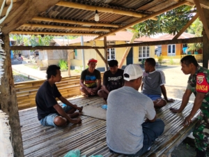 Babinsa Serka Piter Kase Ajak Warga Embunggena Jaga Keamanan Lingkungan