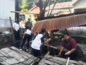 Babinsa Kodim 1602/Ende Bekerja Sama dengan Petugas Puskesmas Bersihkan Lingkungan Pertokoan