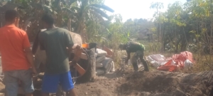 Kebersamaan TNI-Rakyat, Babinsa Bantu Warga Bangun Infrastruktur Desa