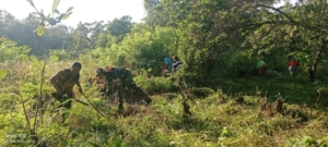 Babinsa Koramil 1624-07/Nagawutung Bersama Warga Gelar Aksi Peduli Lingkungan