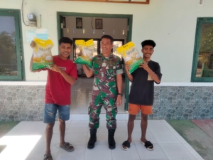 Babinsa Rote Ndao Dukung Gerakan Pangan Murah Lewat Penjualan Beras SPHP