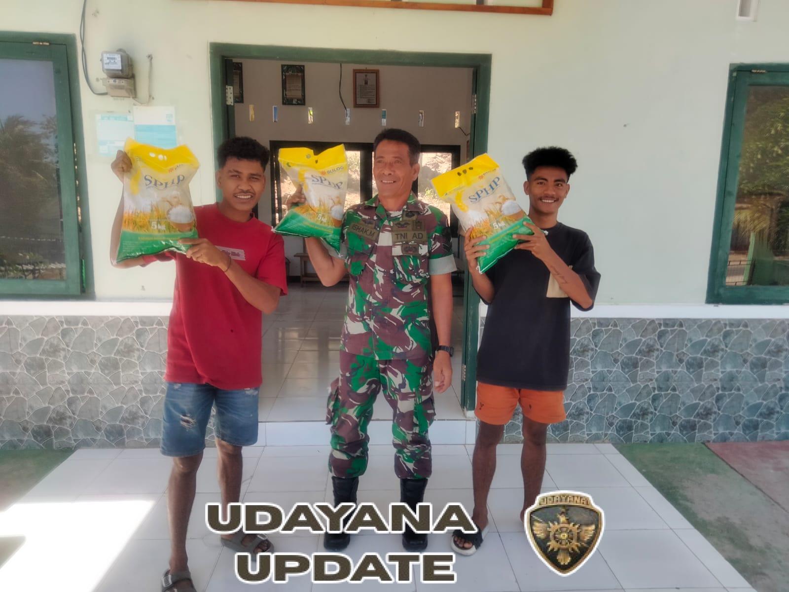 Babinsa Rote Ndao Dukung Gerakan Pangan Murah Lewat Penjualan Beras SPHP