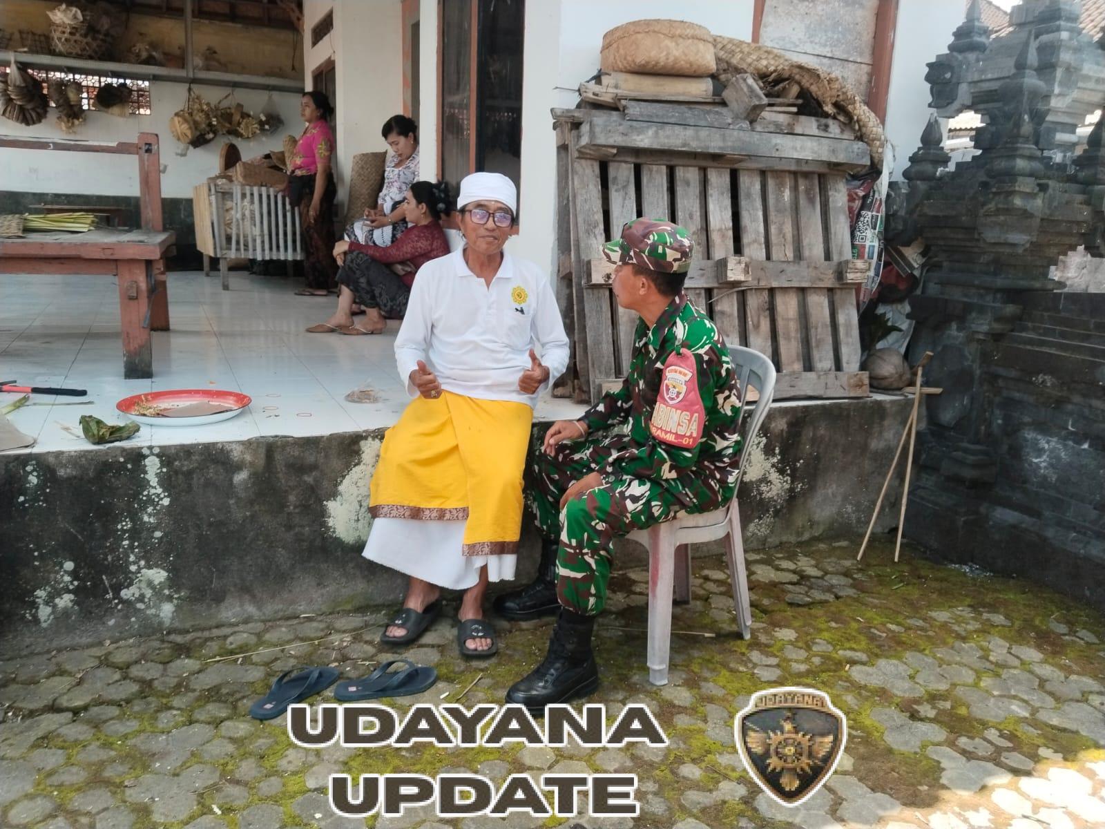 Babinsa Samplangan Pererat Silaturahmi Lewat Komsos di Pura Dadya Pande Bukit Batu